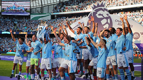 Phil Foden, Haaland e Bernardo Silva festejam o quarto título de campeão inglês seguido do City.