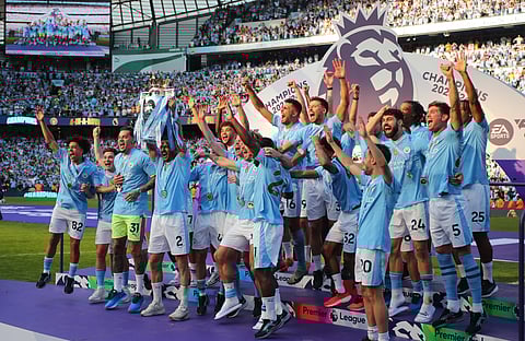Phil Foden, Haaland e Bernardo Silva festejam o quarto título de campeão inglês seguido do City.