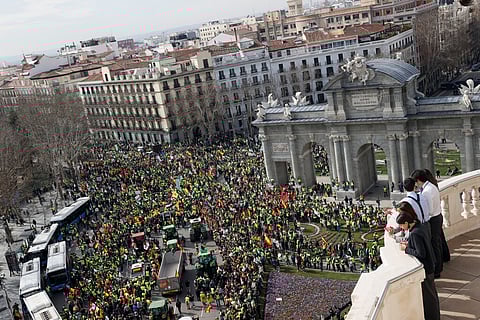 Centenas de agricultores e tratores invadem centro de Madrid