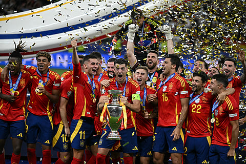 Jogadores espanhóis com a taça de campeões.