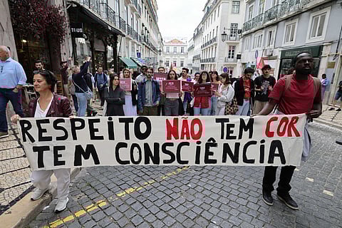 Dezenas de manifestantes em homenageiam a Alcindo Monteiro