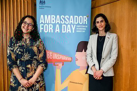 No Dia Internacional da Mulher, Chiara Fernandes foi a sombra da embaixadora britânica Lisa Bandari.