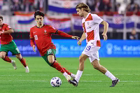 João Félix prefere jogar nas costas do avançado.