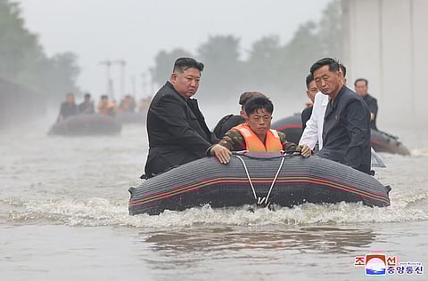 Kim Jong-un no bote de borracha.