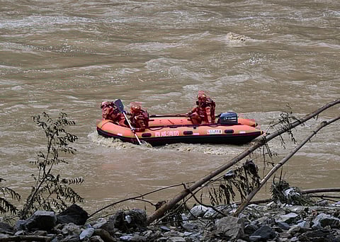 Equipas de resgate à procura de vítimas do desabamento de uma ponte na província de Shaanxi, no norte da China, após chuvas torrenciais na região.