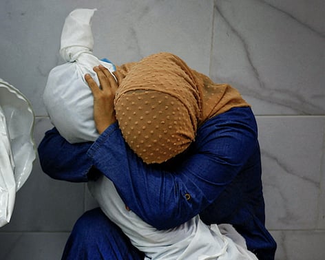 A imagem "comovente" de uma mulher abraçada à sobrinha morta em Gaza vence World Press Photo
