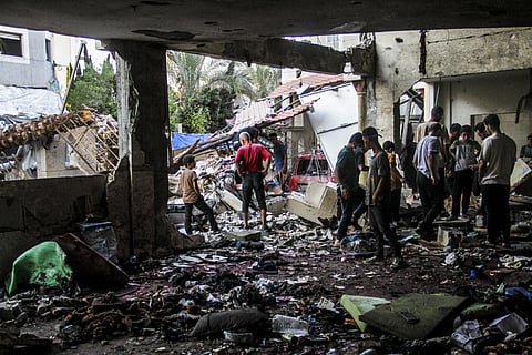 Imagens das ruínas dos edifícios após o bombardeamento.