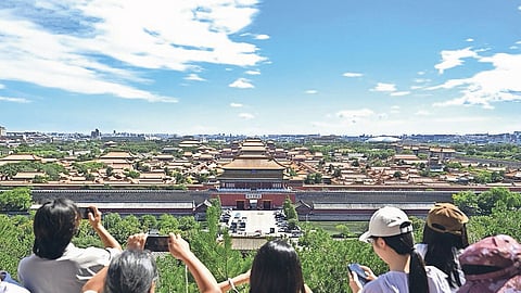 A Cidade Proibida é a parte essencial das construções antigas ao longo do Eixo Central de Pequim. Pode-se apreciar a vista panorâmica da Cidade Proibida no topo da Colina Jingshan.