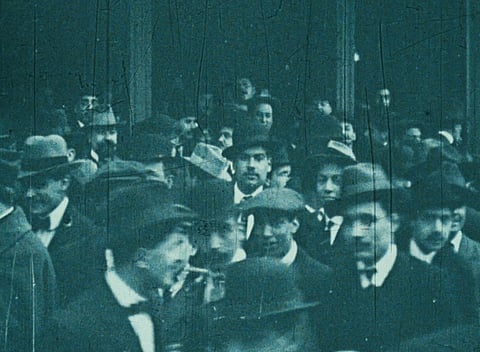 À saída do Teatro da República, num domingo de 1913.