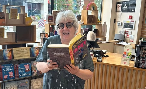 Morreu Janey Godley, a comediante que desafiou Trump e sorriu à morte