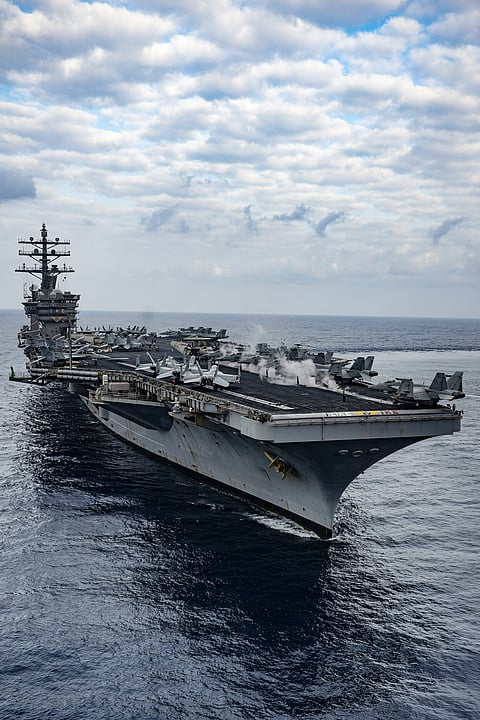 Cerca de cinco mil homens, entre marinheiros e pilotos, viajam no porta-aviões. Cada um tem uma tarefa bem definida e treinada. -- Foto: Kenny Holston/The New York Times