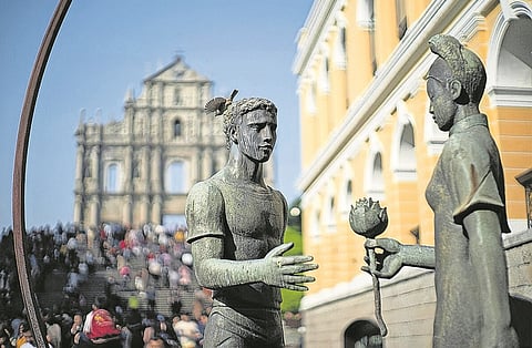 A escultura designada "O Encontro Entre o Ocidente e o Oriente" em frente às Ruínas de São Paulo representa a amizade entre a China e Portugal. A flor de lótus é um símbolo de Macau.