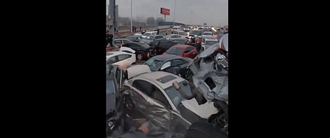 Acidente com mais de 100 carros provoca vários feridos na China