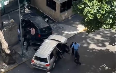 O momento da detenção do coordenador do movimento "Com a Venezuela".