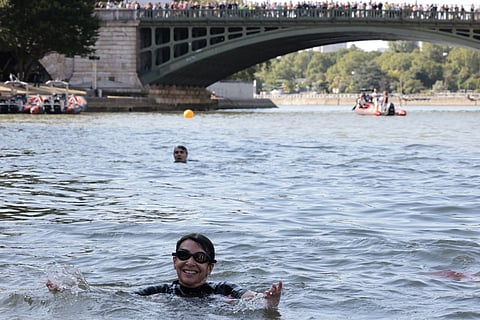 Presidente da câmara nada no rio Sena para atestar qualidade da água
