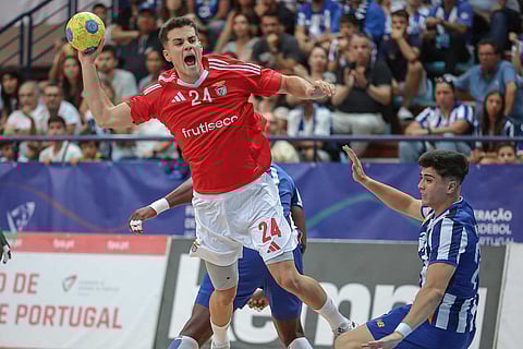 Benfica venceu o FC Porto e vai defrontar o Sporting na final da Supertaça de Andebol.