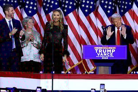 Na noite da vitória, Susie Wiles (de branco) esteve em palco com Trump. Vai ser a sua chefe de gabinete.