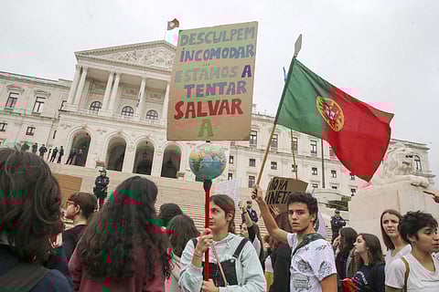 Climáximo substitui cartazes na Baixa de Lisboa em protesto contra os combustíveis fósseis