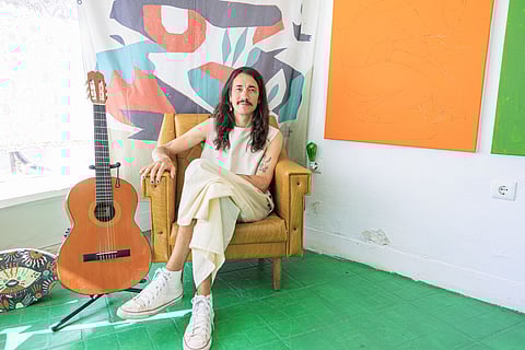 Jhon Douglas no seu estúdio, Mato Atelier, aberto em 2023 na Penha de França