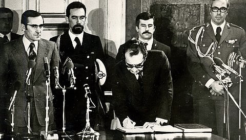 Em cima, a primeira tomada de posse no Palácio da Ajuda, em 1978. Almeida Santos (na foto) era ministro-adjunto de Mário Soares.