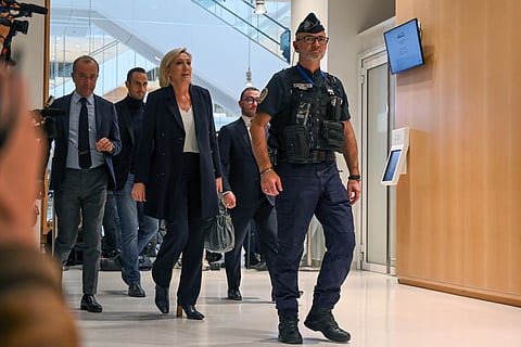 Marine Le Pen à saída do tribunal, após o primeiro dia de julgamento.