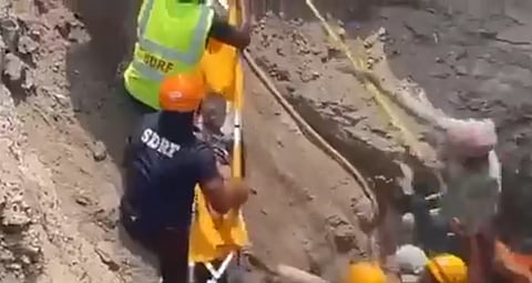 Veja o vídeo do resgate. Criança de dois anos caiu em poço na Índia e foi salva 20 horas depois