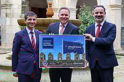 Ricardo Arroja, Presidente da AICEP (à
esquerda), Harald Gloy, Diretor de Operações da Lufthansa Technik, e
Amadeu Albergaria, Presidente da Câmara de Santa Maria da
Feira (à direita)