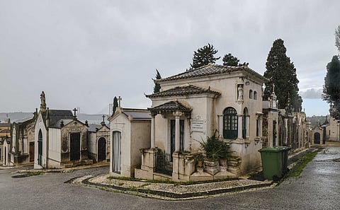 Não é a réplica de uma casa portuguesa no Portugal dos Pequeninos. É um jazigo nos Prazeres.