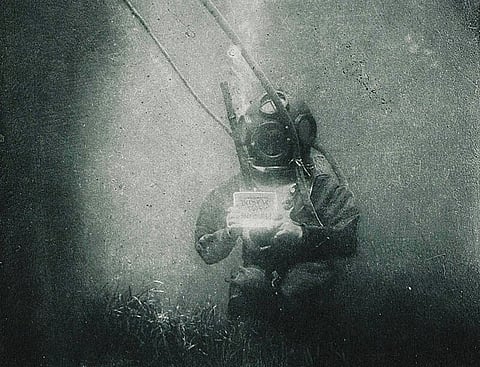 Louis Boutan tirou a primeira foto submarina e o parceiro nesta estreia foi o biólogo romeno e explorador antártico Emil Racoviță.