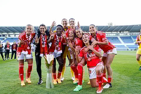 Treinadora e jogadoras do Benfica festejam a conquista da quarta Taça da Liga em cinco edições.