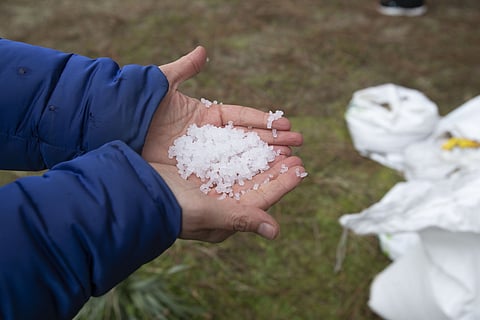 Os microplásticos deram à costa no país vizinho e as regiões do norte já subiram o nível de alerta.
