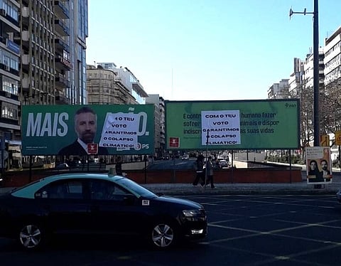 "Com o teu voto garantimos o colapso climático". Ativistas subvertem outdoors dos partidos