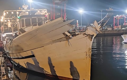 Os estragos na embarcação turística.