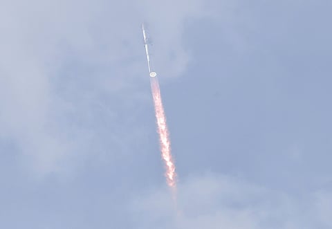 O Starship a caminho do espaço.