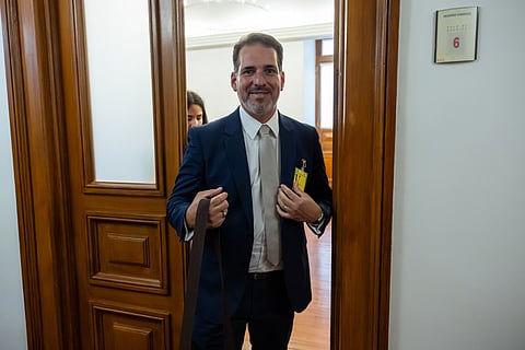Advogado da mãe das gémeas entrega parecer da Ordem à comissão que justifica sigilo