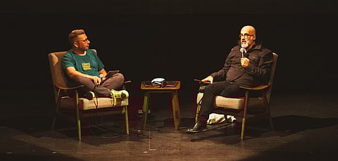 O organizador do festival, Terry Costa, a entrevistar o escritor Valter Hugo Mãe durante o festival