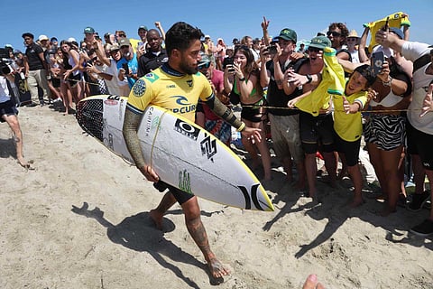 Filipe Toledo, bicampeão mundial de surf, suspende carreira para tratar da saúde mental