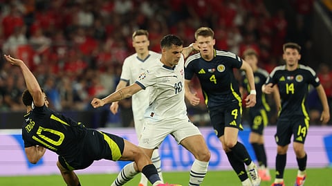 O escocês Che Adams tenta roubar a bola a Granit Xhaka.