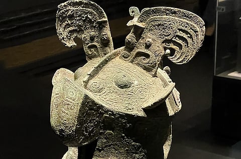 Pormenor do 'cabeça do jarro' de vinho em bronze de Fu Hao em forma de coruja, um pássaro venerado durante a Dinastia Shang, mas também símbolo de coragem, sabedoria e majestade.