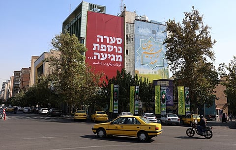 Cartaz na Praça da Palestina, em Teerão, promete “nova tempestade a caminho” de Israel.