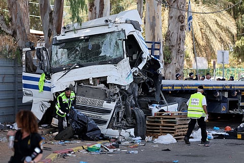 Um morto após camião atingir paragem de autocarro em Israel. Polícia investiga possível ataque.