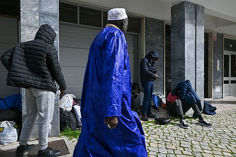 Trinta e um cidadãos requerentes de proteção internacional estão em risco de dormir na rua, à porta de um hotel nas Caldas da Rainha, onde desde quinta-feira aguardam uma solução da Agência para a Int