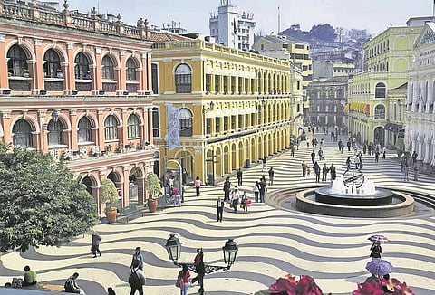 O Largo do Senado é uma das zonas com a maior concentração de Arquitetura Portuguesa em Macau, sendo atualmente uma zona comercial movimentada e frequentada por muitos turistas.