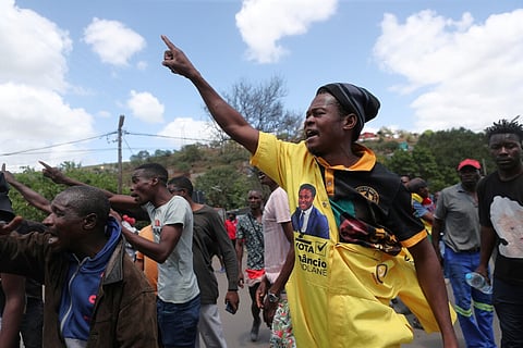 Apoiantes de Venâncio Mondlane cortam o trânsito junto à fronteira com a África do Sul, em Ressano Garcia.