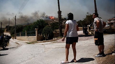 Grande incêndio nos arredores de Atenas obriga a retirar milhares de pessoas