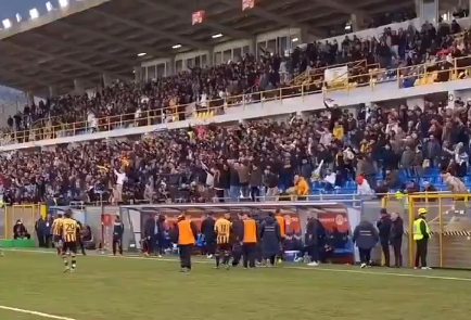 Golo marcado por bisneto de Mussolini leva a festejos com saudação fascista. Instaurado procedimento disciplinar a adeptos