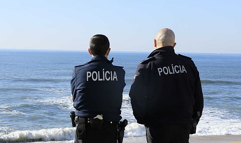 Terá sido encontrado corpo de praticante de parapente que caiu em praia de Alcobaça