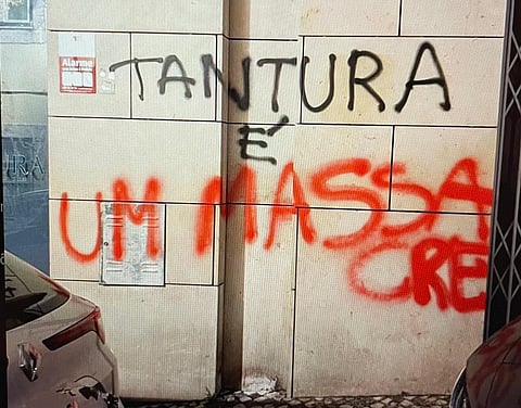 A fachada do restaurante lisboeta Tantura, propriedade de um casal israelita, fotografada pelos autores das pichagens na noite de 11 de junho (imagem obtida no Instagram do Coletivo pela Libertação da Palestina).