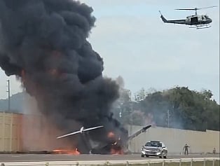 Dois mortos após jato privado aterrar de emergência numa autoestrada