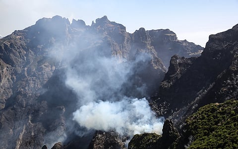 Nuvens de fumo durante o incêndio ativo no Pico Ruivo, o ponto mais alto da Ilha da Madeira
